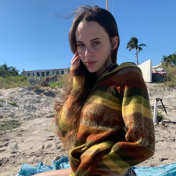 Meet your Posher, Demitria - Picture 2 of 3